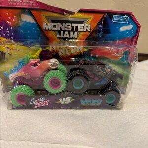 Monster Jam Truck SPARKLE SMASH vs MAX-D  1:64 Series 3 Nitro Neon 2023 Box Bent